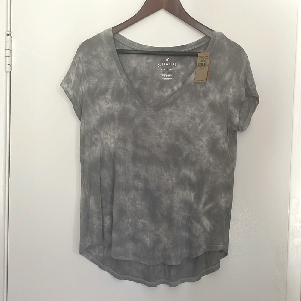 American Eagle women’s v neck T shirt -NWT